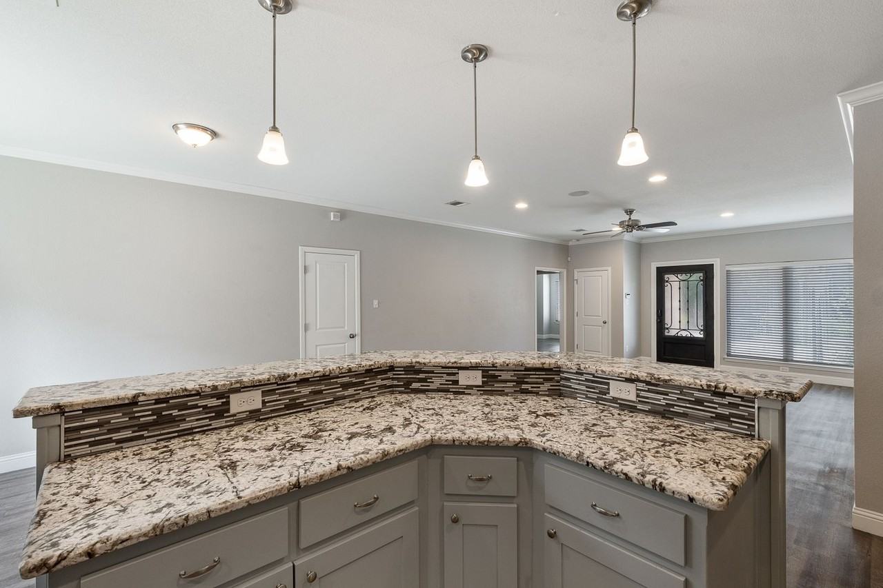 2840 Forest Park Blvd - Photo 6 of 11
