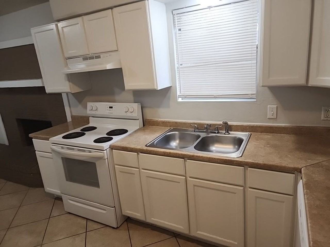 331 Skywood Dr - Photo 2 of 18