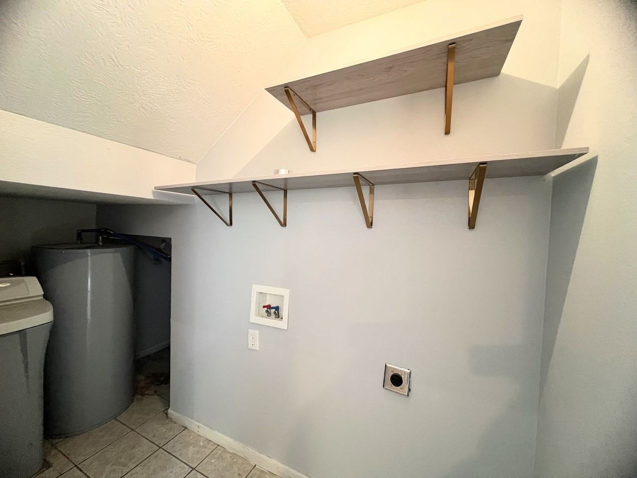 100 Valley Way - Photo 4 of 15