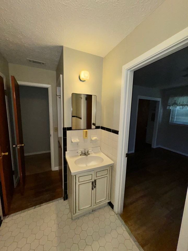 207 Louisiana Dr - Photo 3 of 17
