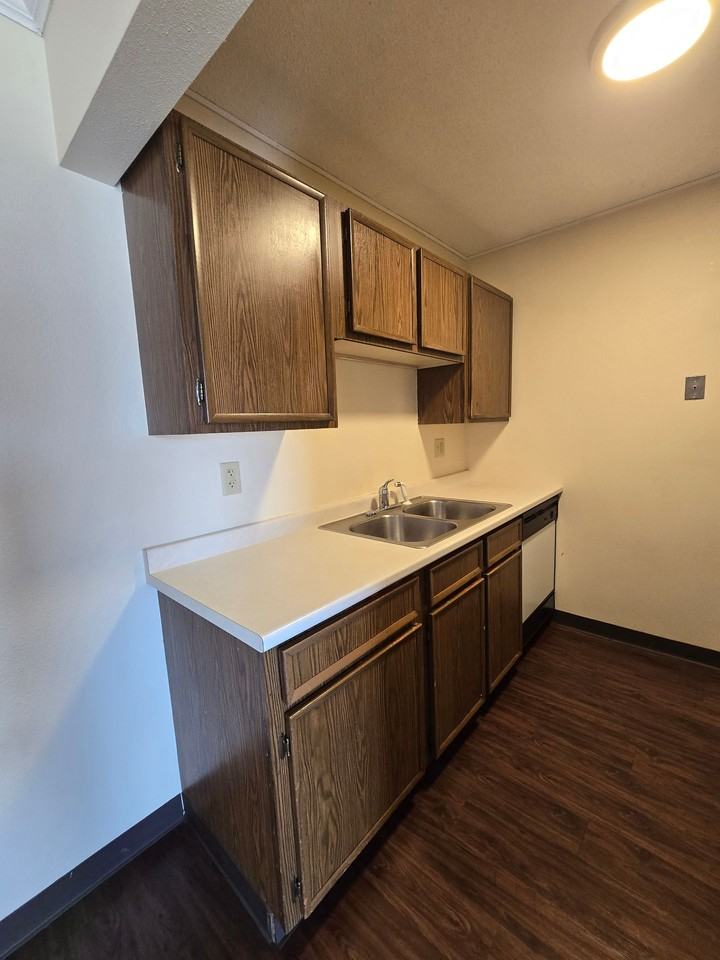 2 bedroom unit, close to shopping and restaurants! - Photo 3 of 12