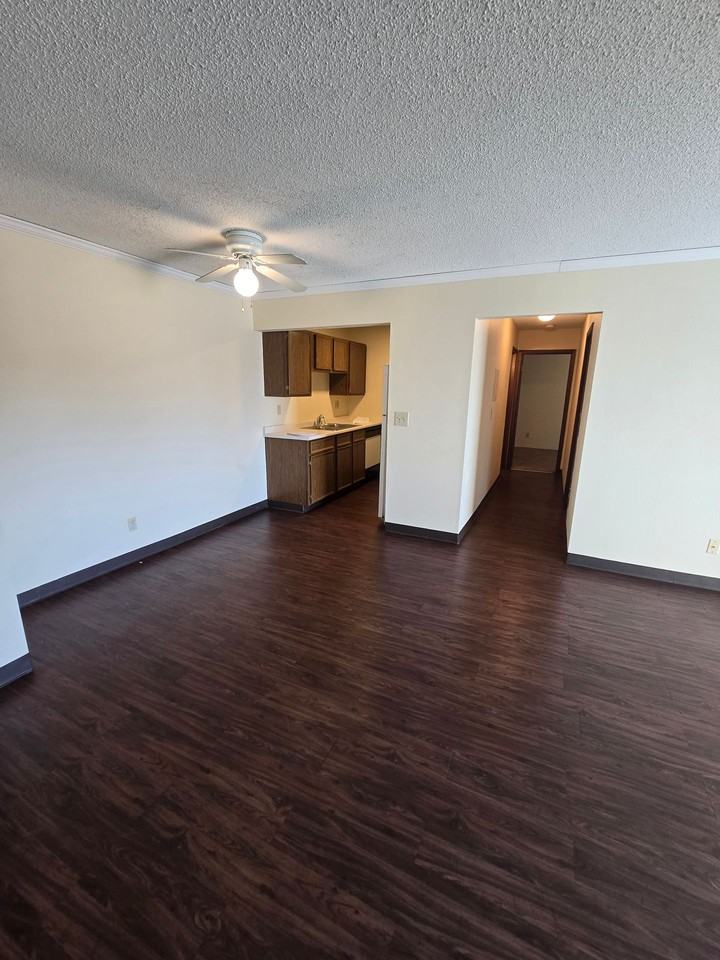 2 bedroom unit, close to shopping and restaurants! - Photo 4 of 12