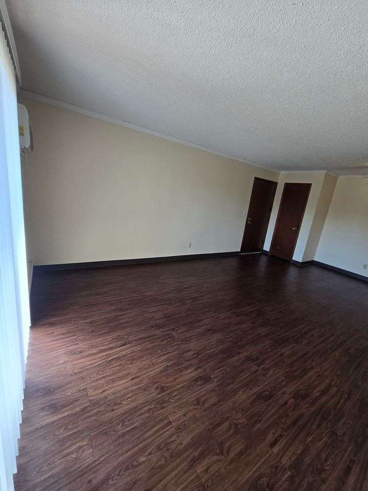 2 bedroom unit, close to shopping and restaurants! - Photo 5 of 12