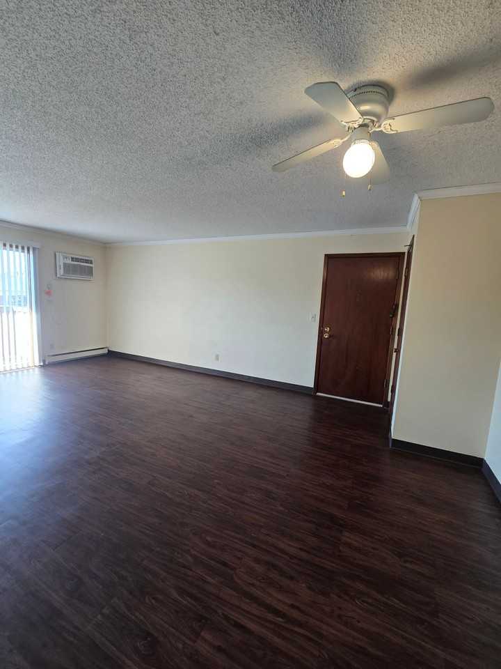 2 bedroom unit, close to shopping and restaurants! - Photo 6 of 12