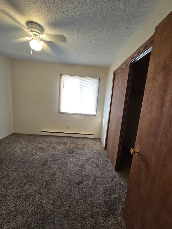 2 bedroom unit, close to shopping and restaurants! - Photo 7 of 12