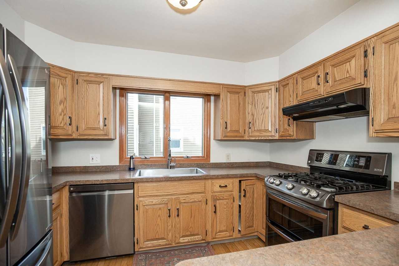 582 S Court St - Photo 2 of 50