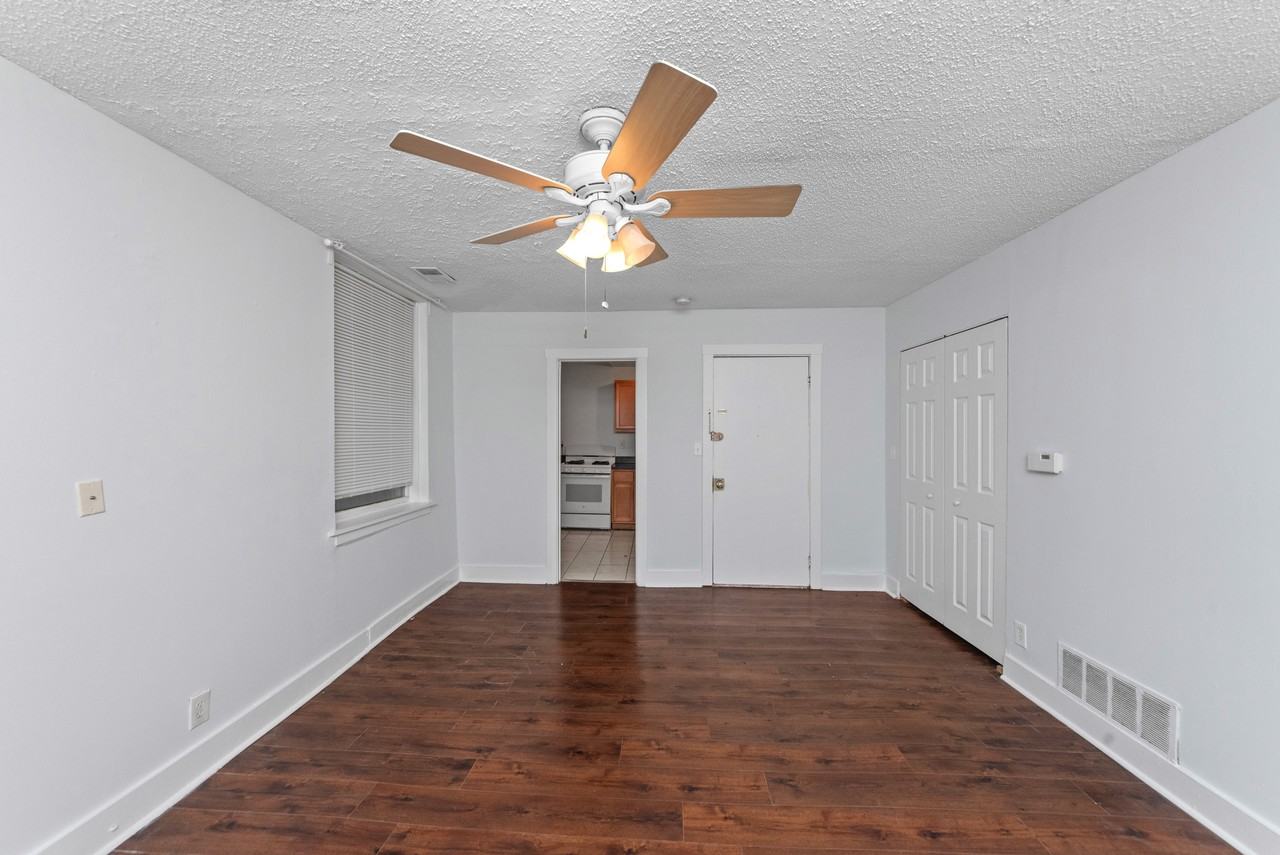 3727 N Pine Grove Ave #109 - Photo 3 of 8