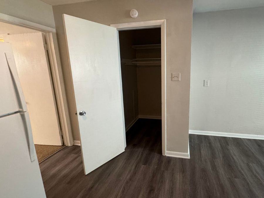 805 East 27th Street - Photo 4 of 7