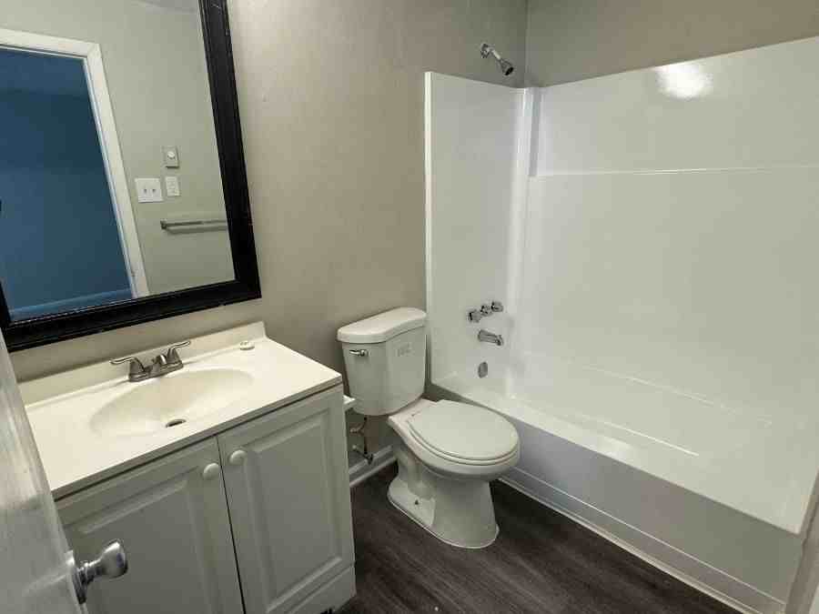 805 East 27th Street - Photo 5 of 7