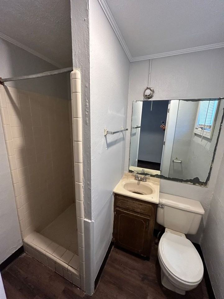 1560 Pelham Road South - Photo 2 of 5