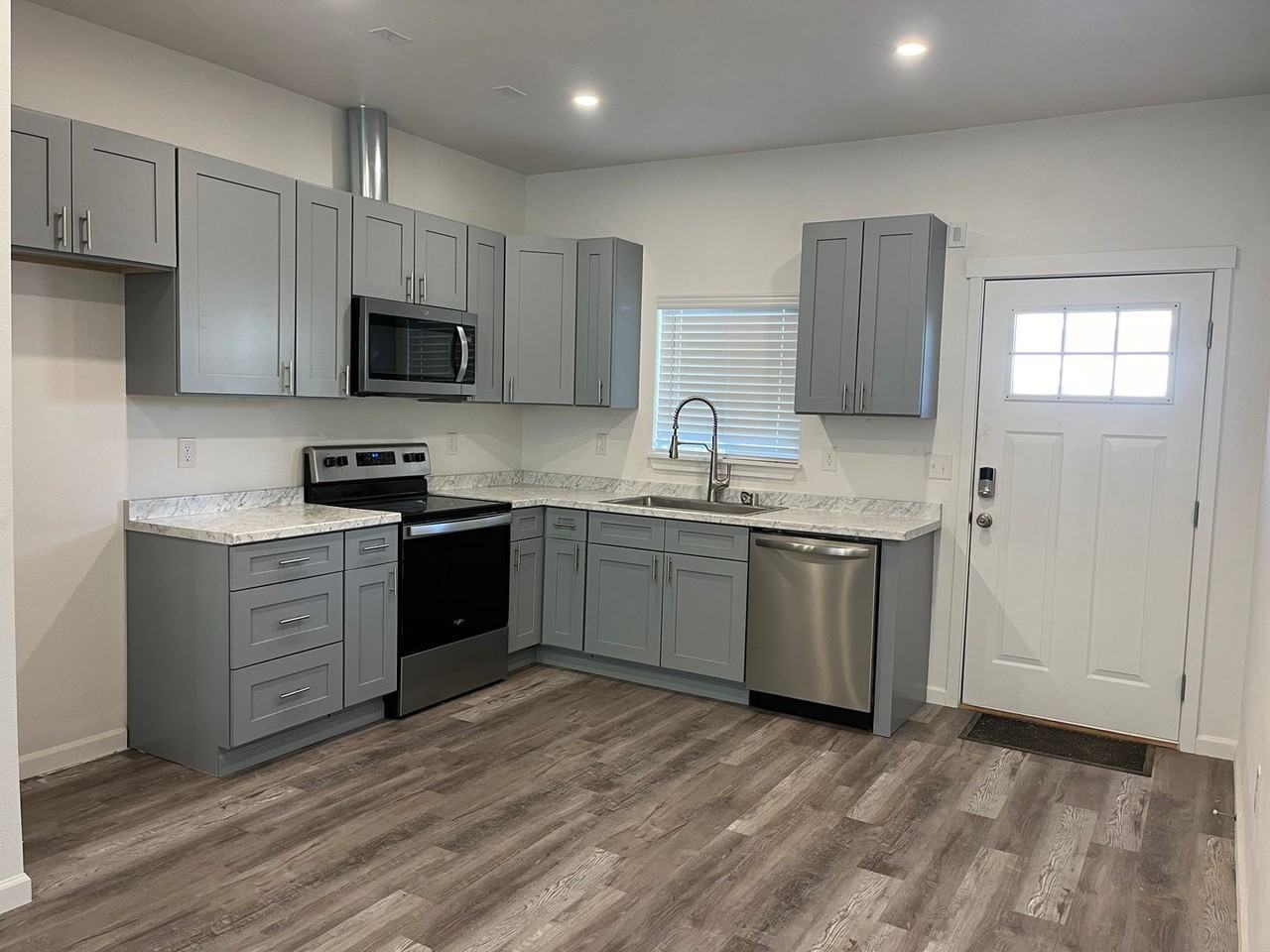 2715 Alfreda Way - Photo 3 of 23