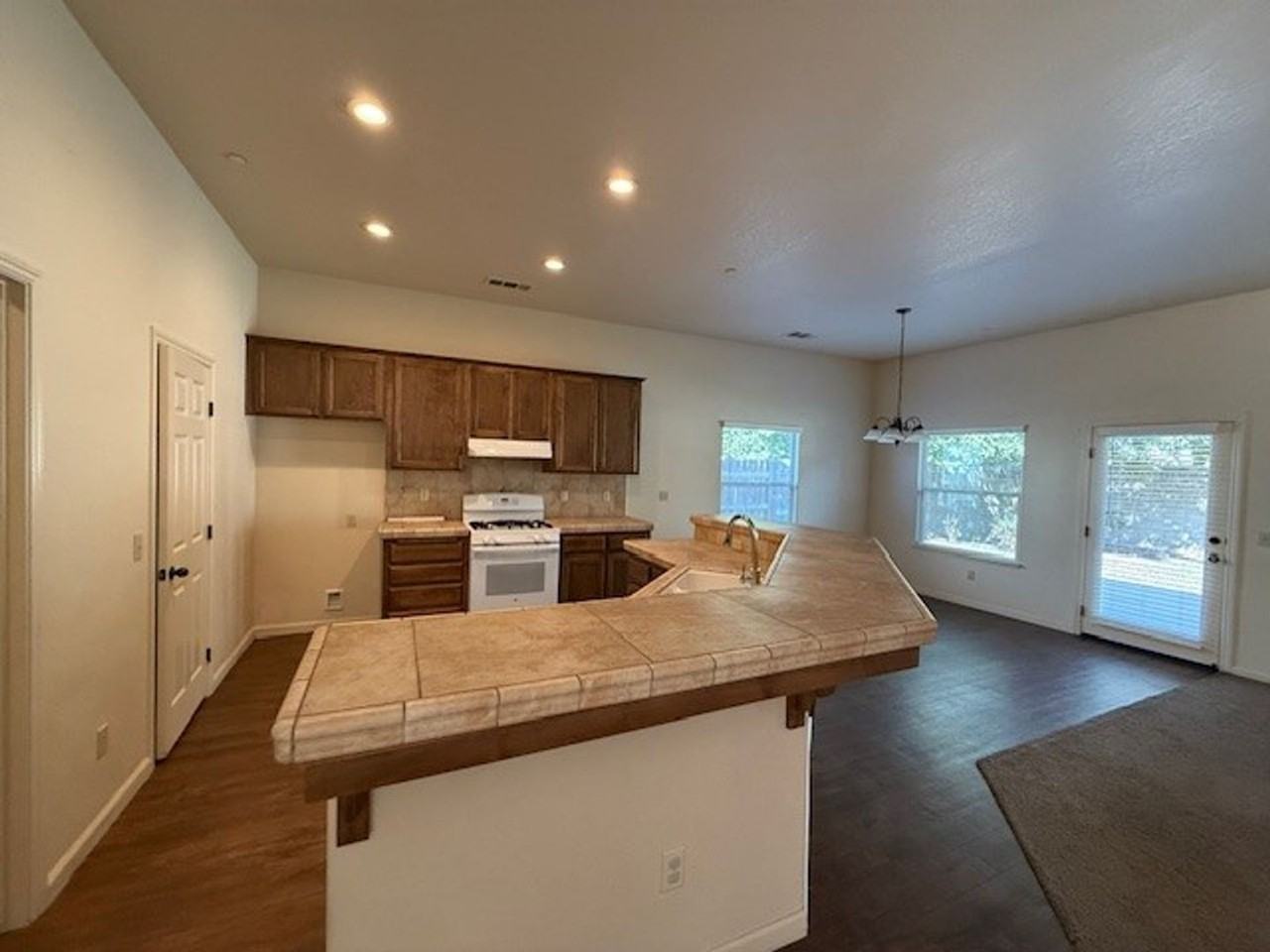 1046 E Margalo Ct - Photo 2 of 11