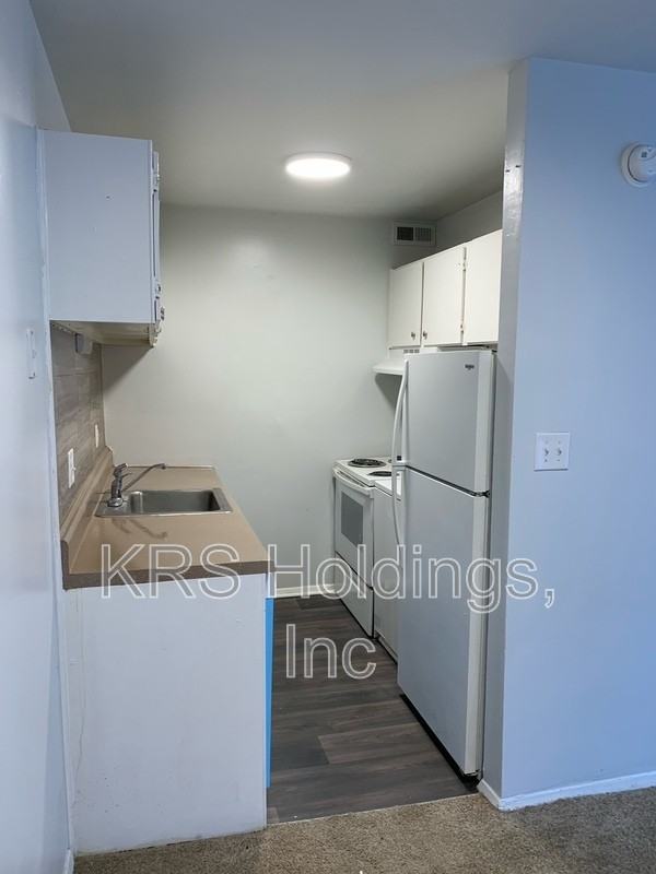 1231 Nelson St #C - Photo 3 of 12