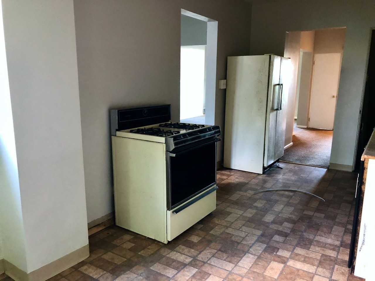 2207 Hawthorne Ave - Photo 2 of 15