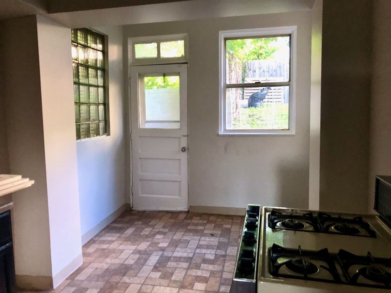 2207 Hawthorne Ave - Photo 6 of 15