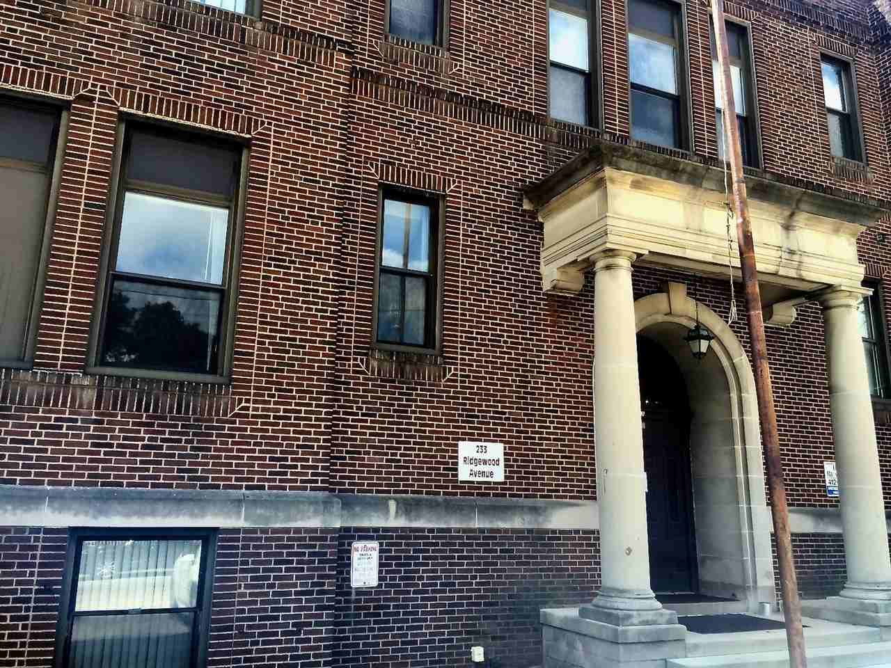 *** North Hills Apartments for rent * Pet Friendly * Central A/C * Spacious * Available Now *** - Photo 2 of 3