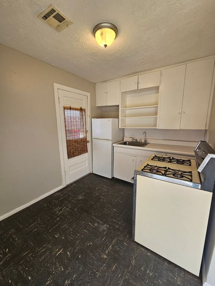 607 Hoover St - Photo 3 of 8