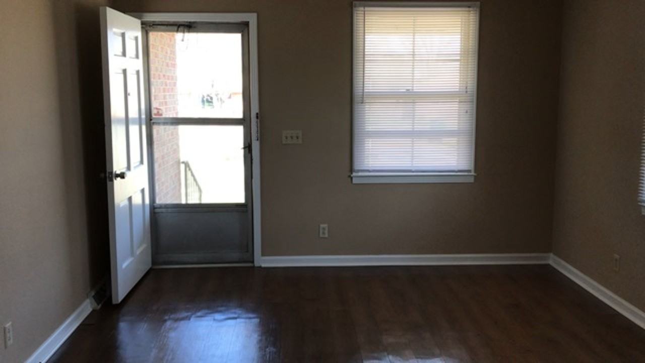 112 Lealand Ln - Photo 2 of 5