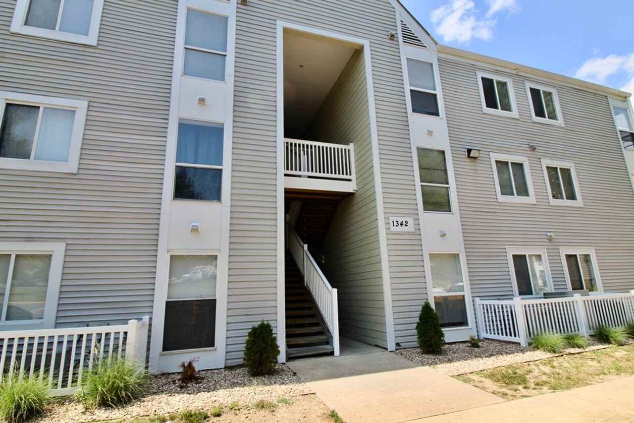 1342 Hunters Rd Apt K - Photo 2 of 25