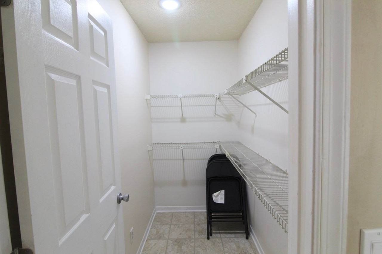 1342 Hunters Rd Apt K - Photo 3 of 25