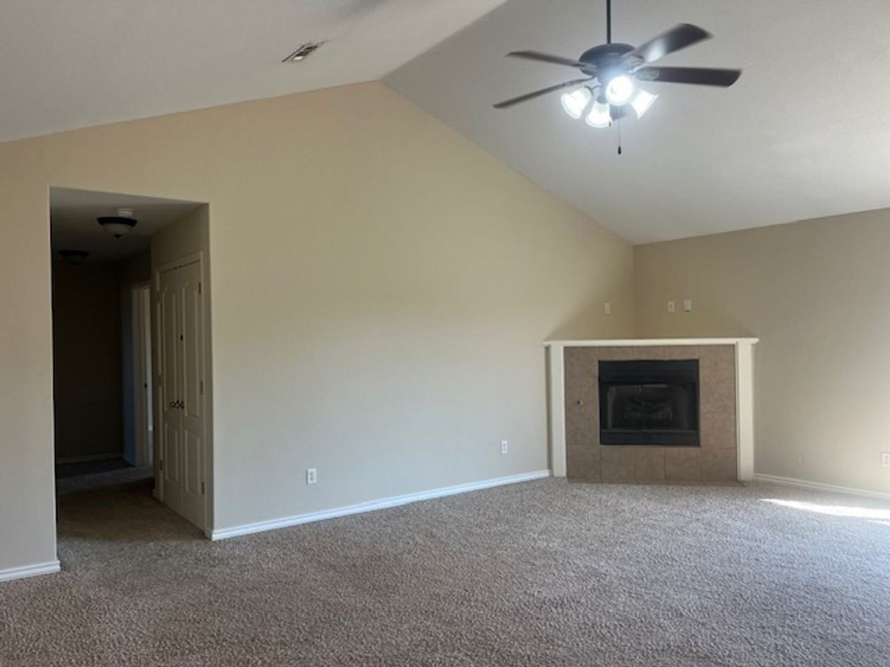 6017 S 39th St - Photo 3 of 18