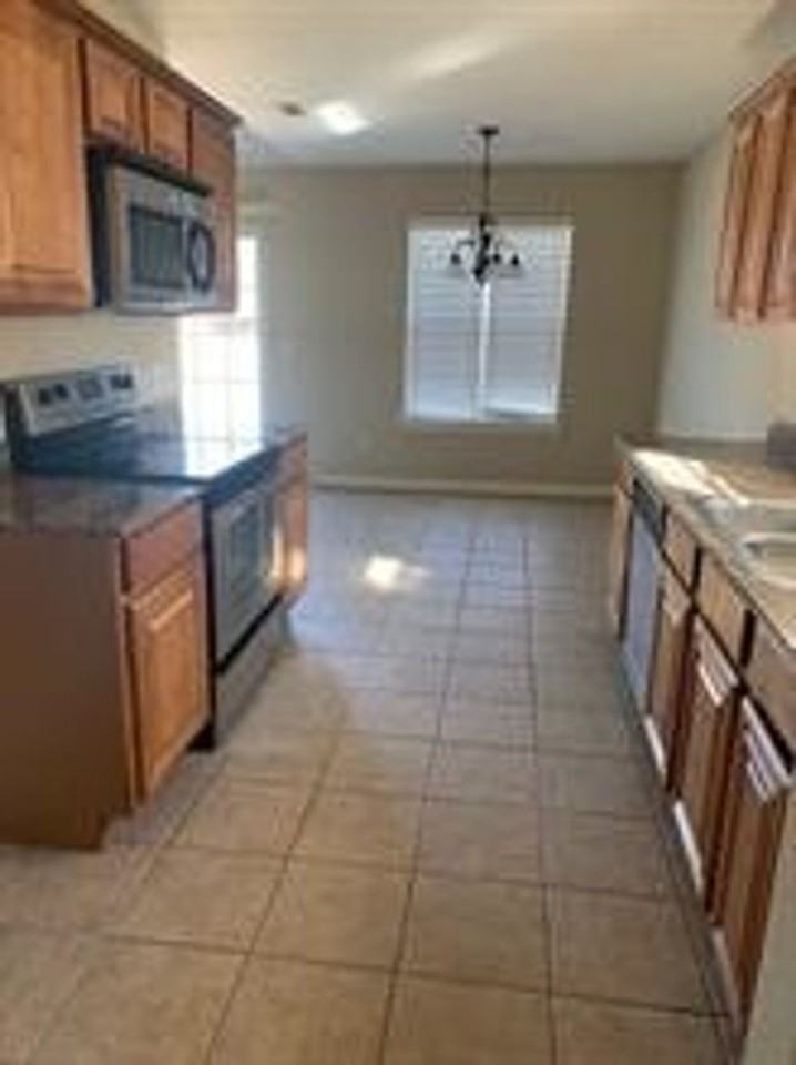 6017 S 39th St - Photo 6 of 18
