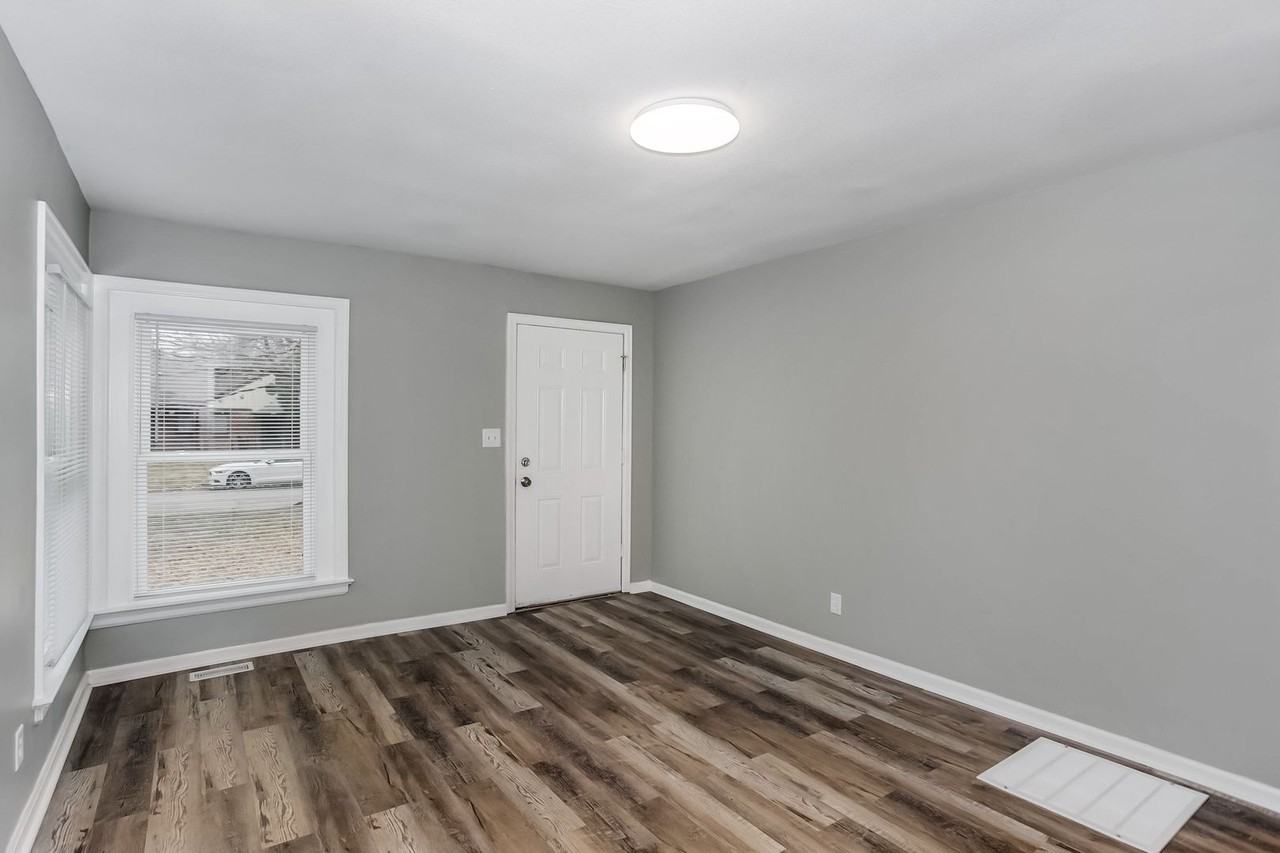 2604 E Grail St - Photo 3 of 12