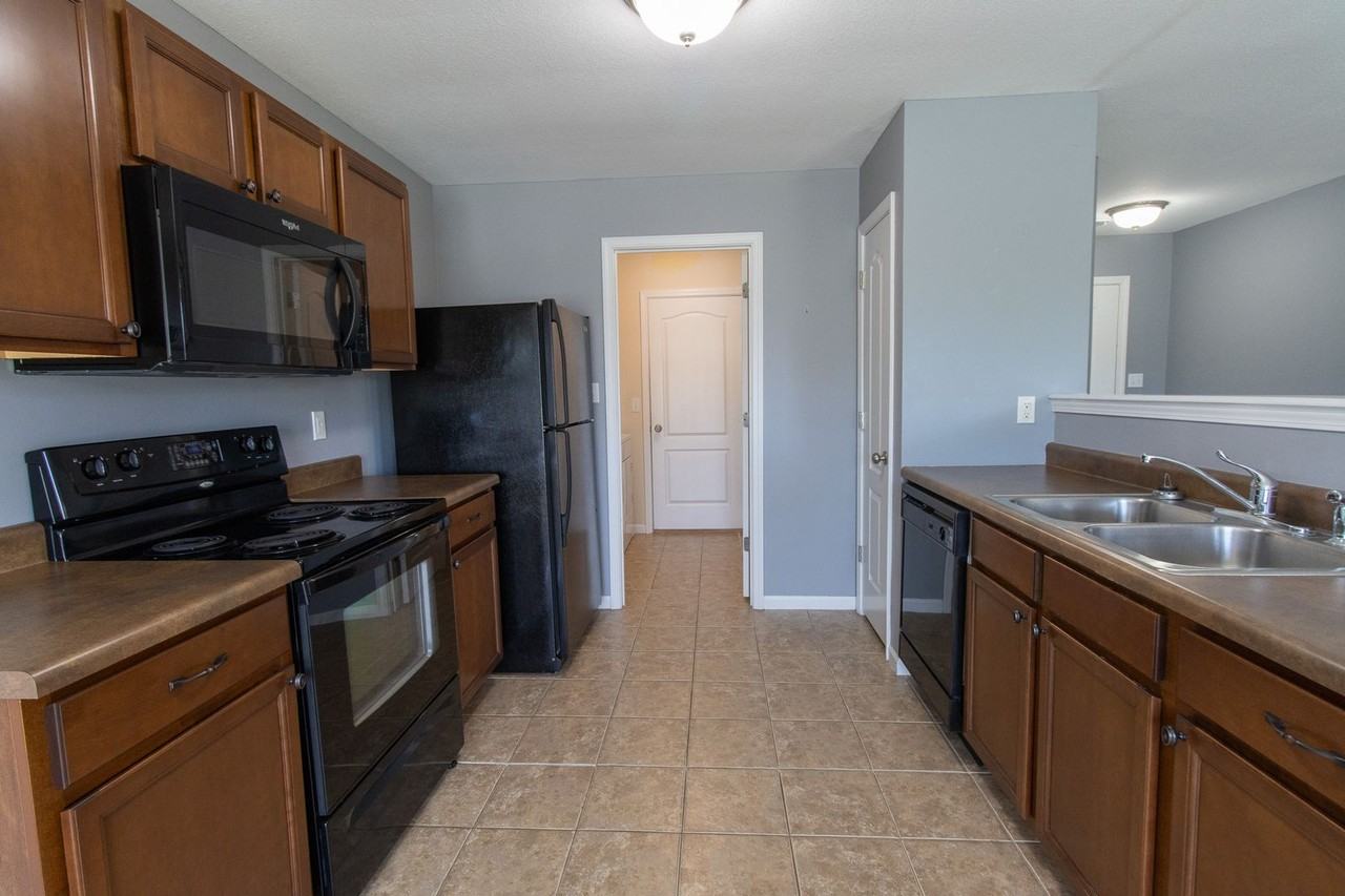 610 Bear Valley Ct - Photo 3 of 15