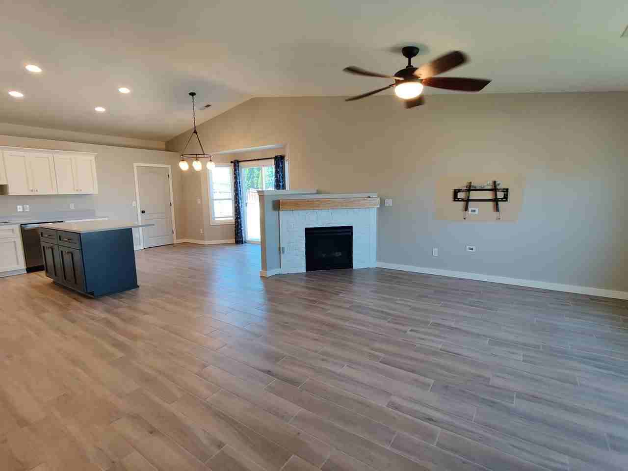 1801 Wallace Ct - Photo 3 of 10