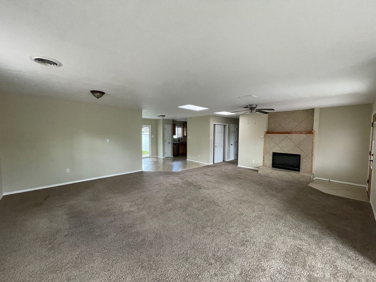 3704 N Swan St - Photo 2 of 10