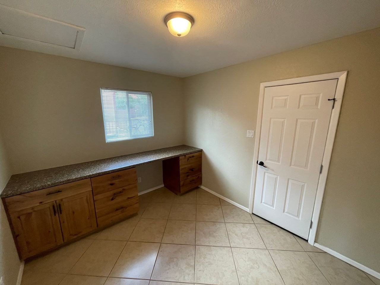 3704 N Swan St - Photo 3 of 10