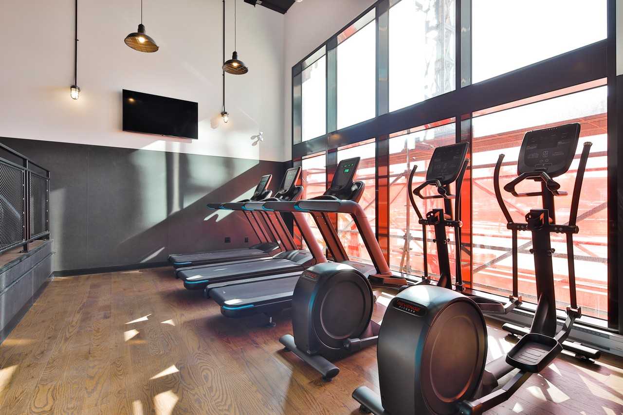 Sir Charles Condos - Photo 2 of 4