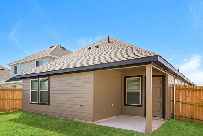 512 Sussex Dr - Photo 3 of 3