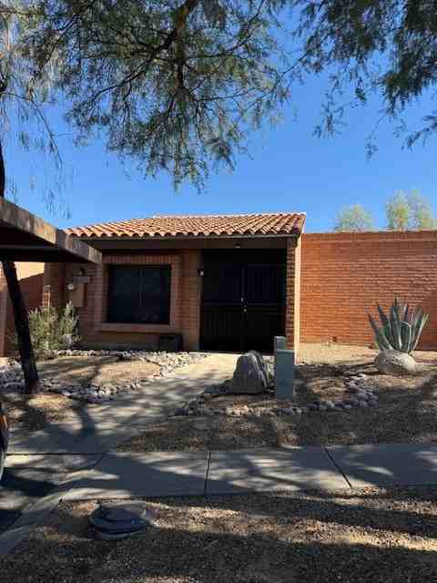 8638 N Little Oak Ln - Photo 2 of 31