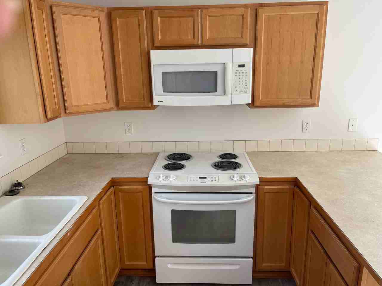 171 Dundass Ave #B - Photo 3 of 14