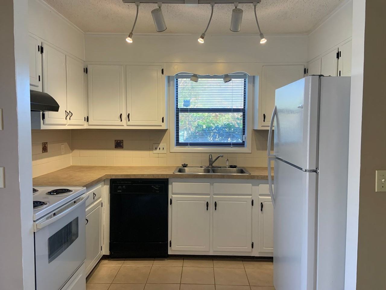 3417 Darden Rd - Photo 2 of 11