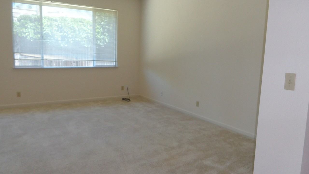 1375 Jamie Dr - Photo 4 of 15