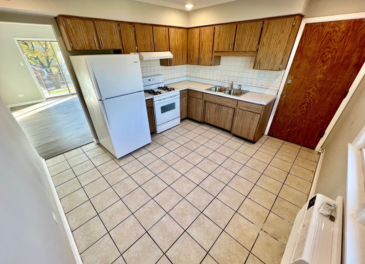 5849 S Francisco Ave - Photo 2 of 8