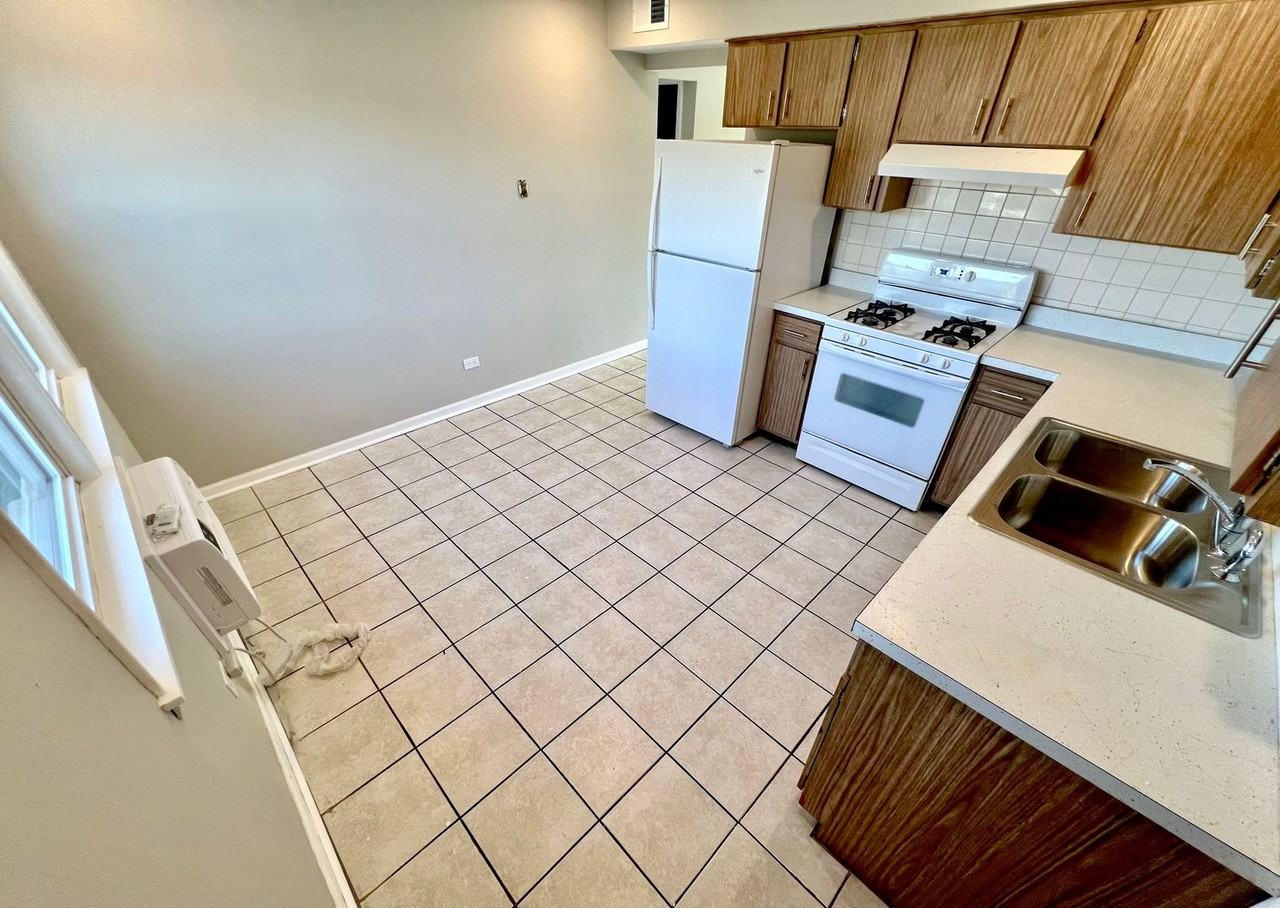 5849 S Francisco Ave - Photo 3 of 8