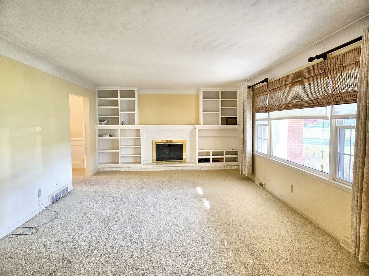 6179 Plainfield Ave - Photo 4 of 20