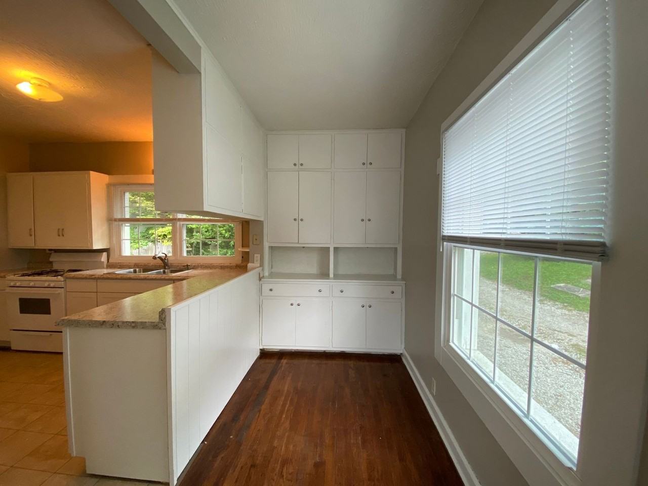 811 N Grant St - Photo 5 of 10