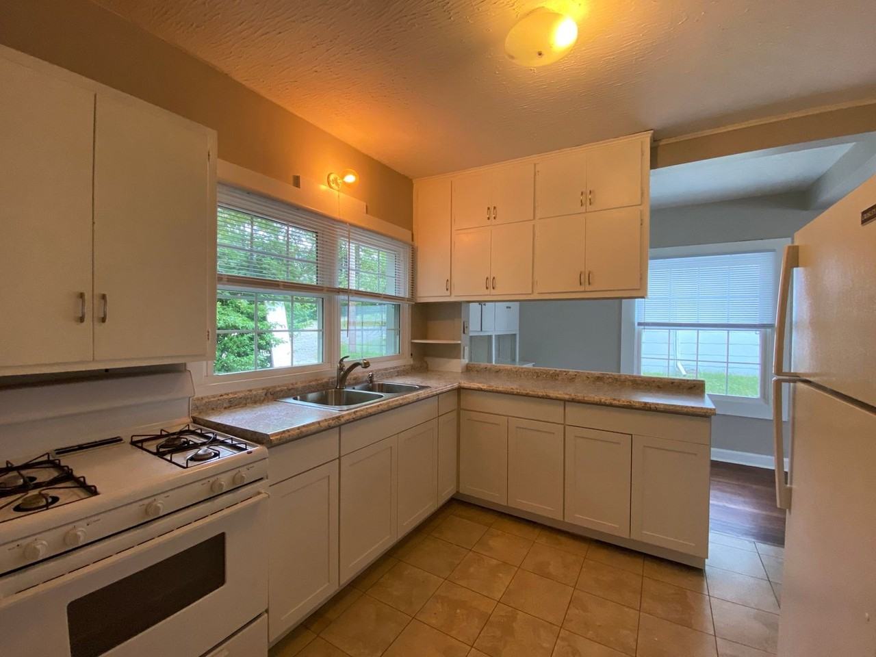 811 N Grant St - Photo 6 of 10