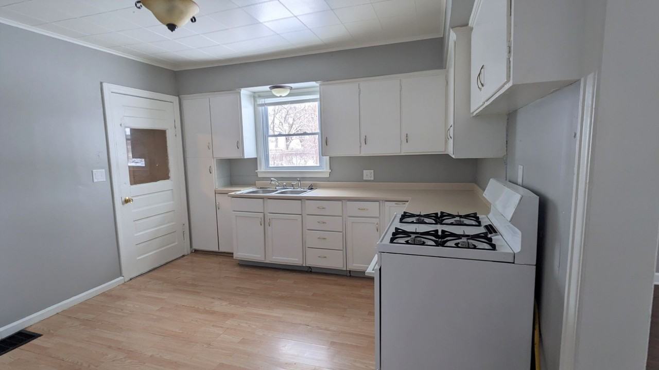 1920 5th St - Photo 4 of 11