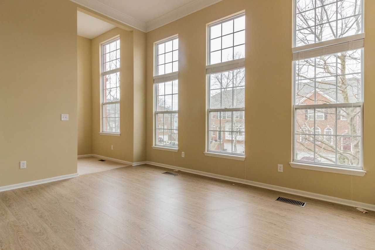 1881 Crescent Park Dr - Photo 3 of 31