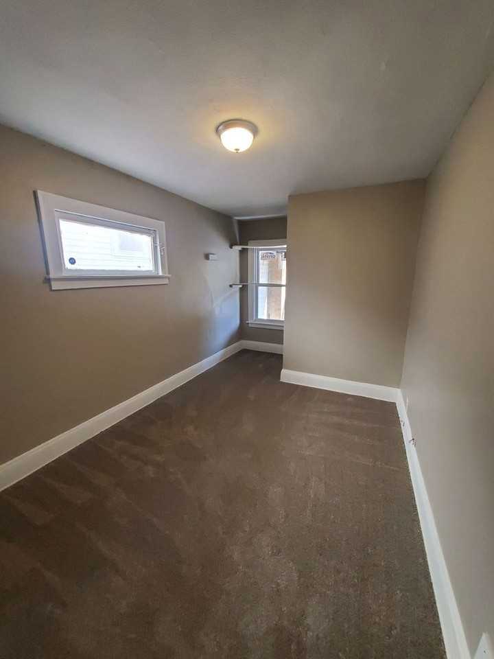 2539 N 37th St - Photo 3 of 8