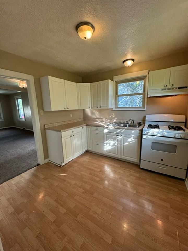 3923 Weisser Park Ave - Photo 3 of 8