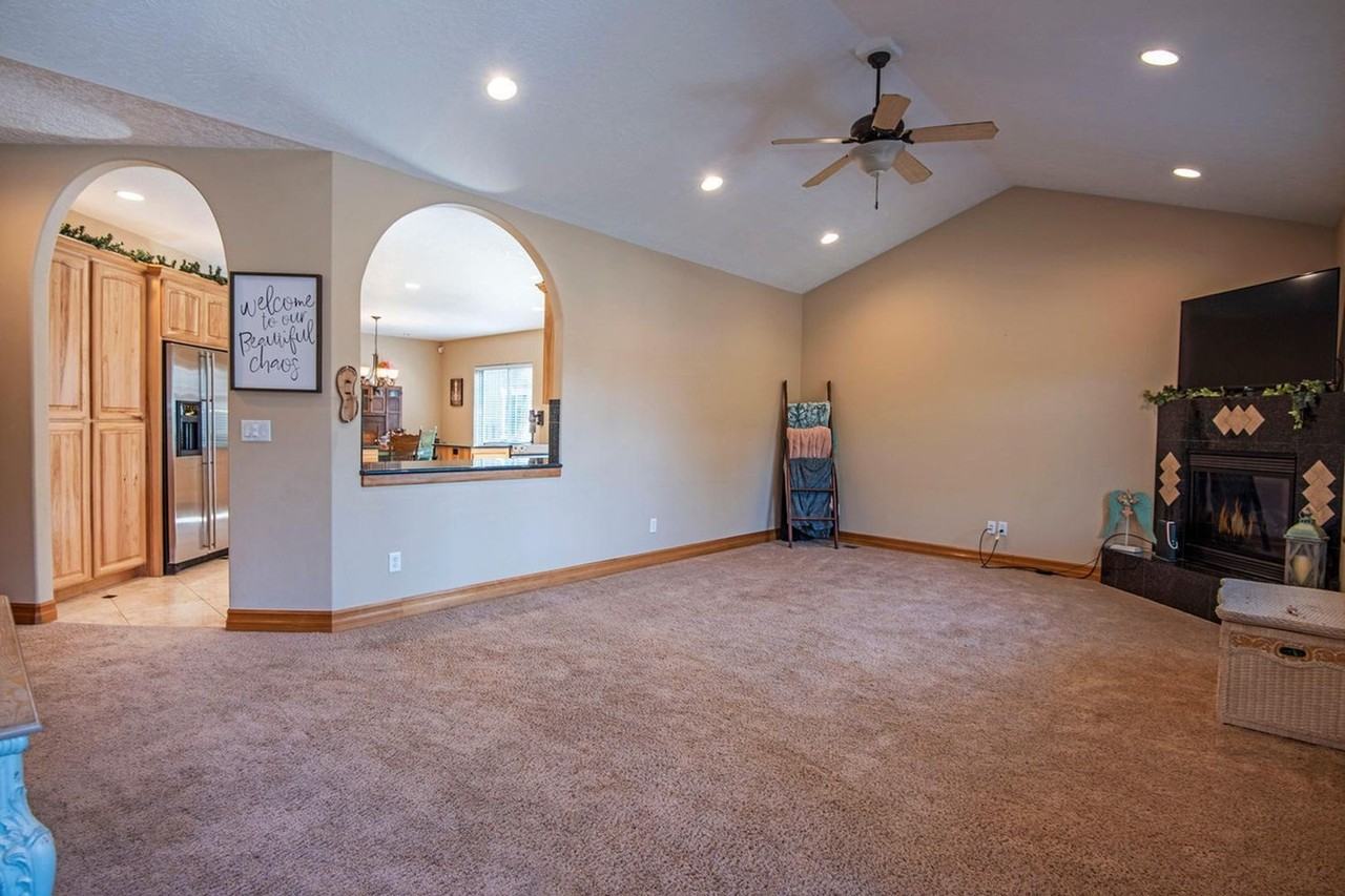 1171 E Cascade Ave - Photo 2 of 12