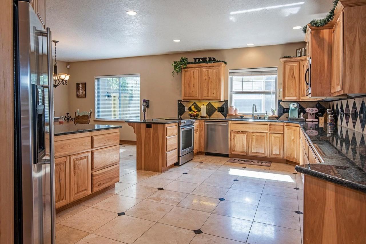 1171 E Cascade Ave - Photo 3 of 12