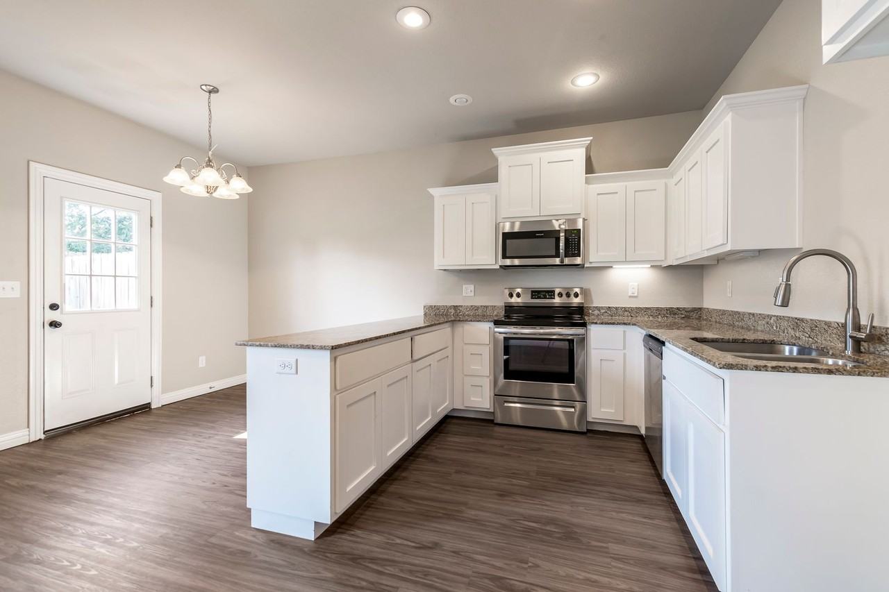 843 Baker St Nw - Photo 2 of 17