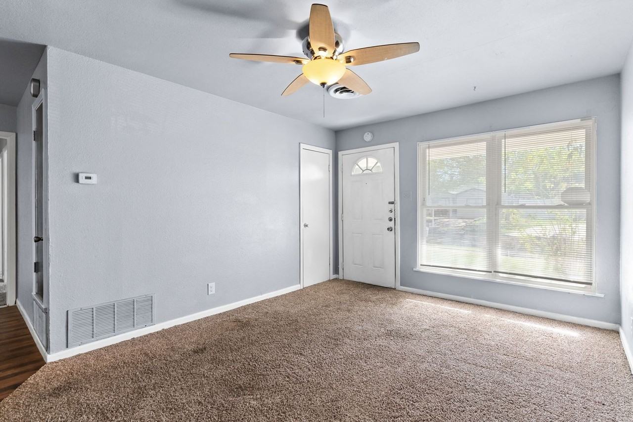 2709 Hillside Dr - Photo 3 of 19